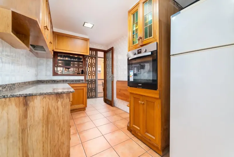 Discover this excellent opportunity to acquire a flat in Palma de Mallorca. Located on a fourth floor without a lift, this property has — photo 3