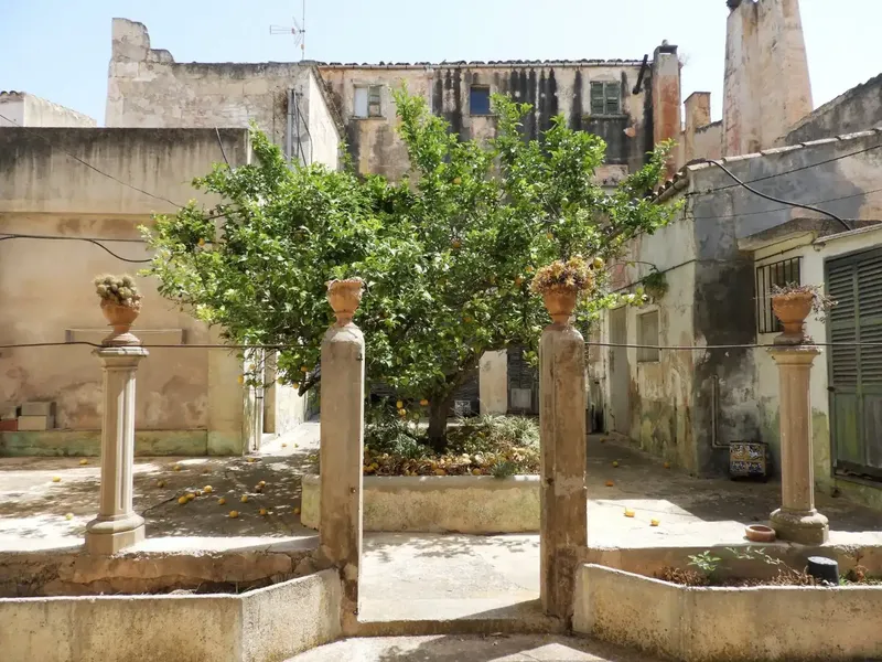 Three-storey Mallorcan manor house on a corner in Felanitx. It has several living rooms, 8 bedrooms, 2 bathrooms, kitchen. — photo 1