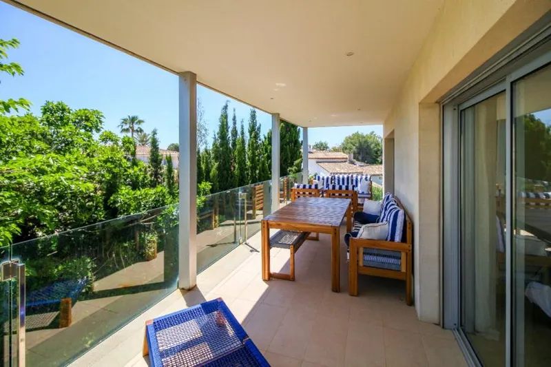 SOLD.- Sole agent listing: Chic apartment a few steps from the sandy beach of Puerto Pollensa, with lift and shared swimming pool — photo 7