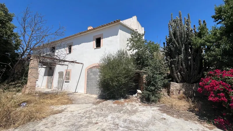 Mallorcan finca for renovation with flat land and safareig — photo 3