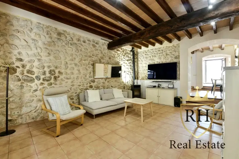 This property, dating from 1900, located 200 m from the Town Hall square, stands out for its Majorcan character, corner location and its excellent — photo 3
