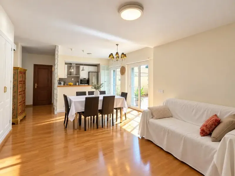 Situado en Palma, a tan solo dos minutos a pie de Porto Pi, este amplio apartamento ofrece aproximadamente 90 m² de superficie habitable y u — photo 2
