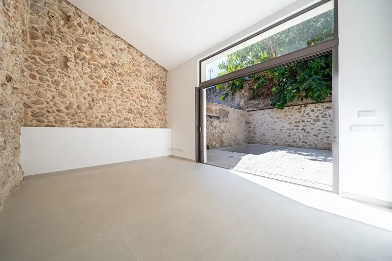 Discover this impressive townhouse located in the center of Petra, an area known for its easy access and availability of parking — photo 8