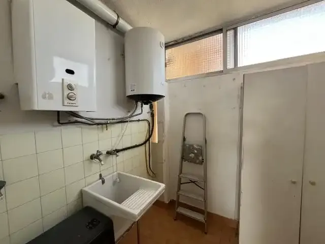3-bedroom apartment, bathroom and laundry room. Sea views and Palma Bay. 2 elevators, video surveillance. To be updated. Great opportunity for — photo 9