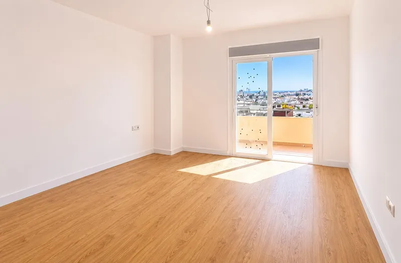 In the sought-after neighborhood of Son Espanyolet is this bright, fully renovated home. — photo 11