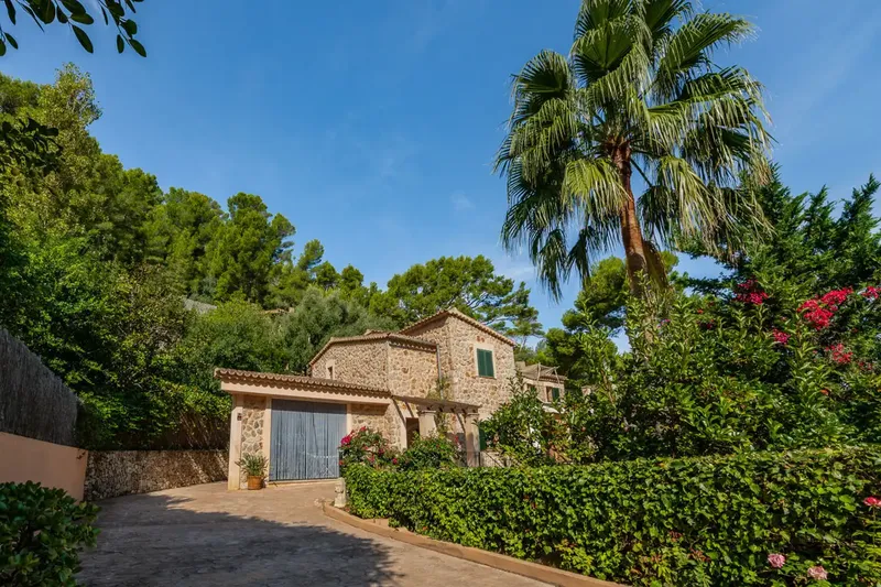 On the northwest coast of Mallorca, in one of the most beautiful villages on the island, we present this wonderful rustic villa in Mallorcan style — photo 3