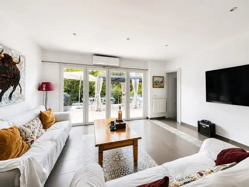 Located in Costa de la Calma, in the southwest of Mallorca, this beautiful renovated villa combines privacy, generous outdoor spaces and a — photo 4