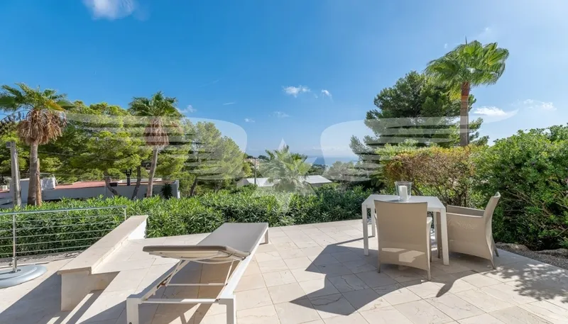 Light-flooded sea view villa in a prime location — photo 10