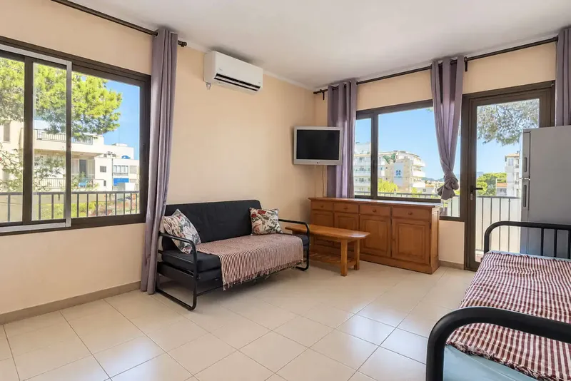¡Bienvenidos a Cala Millor! Este atractivo piso de 2 habitaciones, situado en tercera línea de mar, combina la calidad de vida mediterránea — photo 4