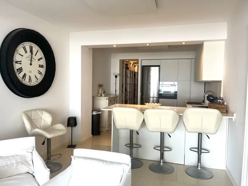 Exclusive apartment with panoramic view on the first line to the sea — photo 3
