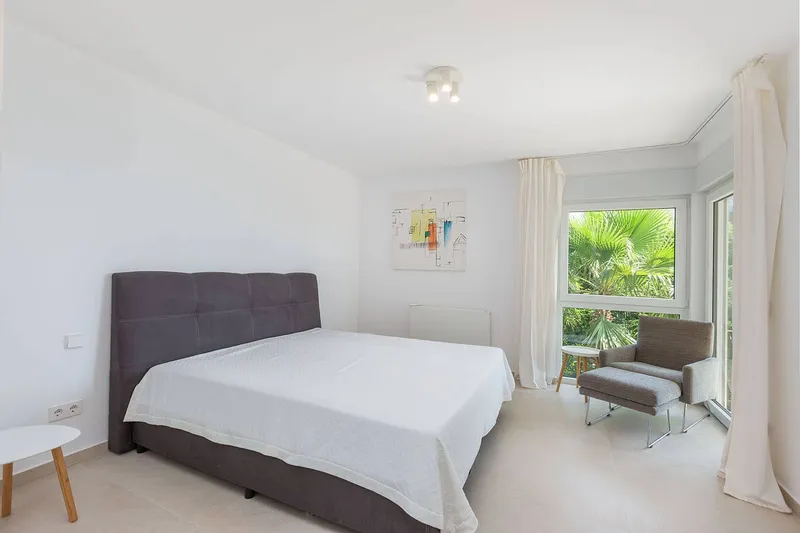 Renovated luxury villa in quiet location near the beach — photo 12