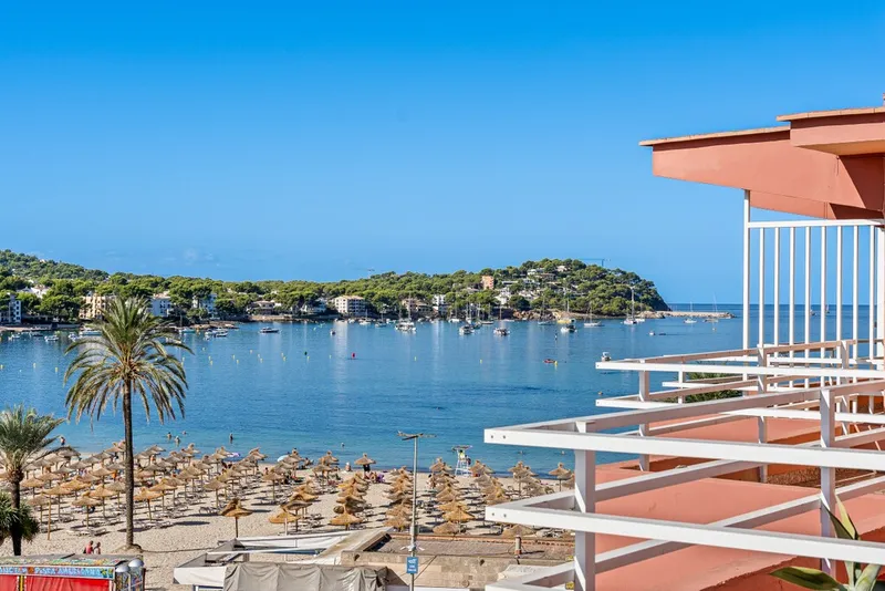Santa Ponsa beachfront apartment for sale with mountain view and various terraces — photo 1