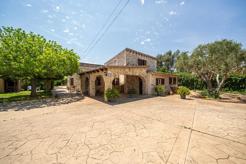 We present this exclusive rustic finca with pool and garden just minutes from Inca. — photo 2