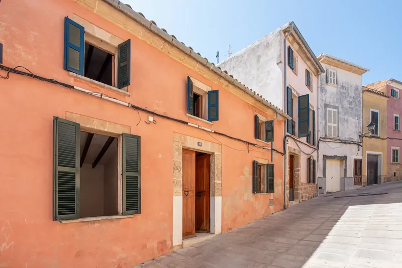An excellent opportunity to acquire a traditional Majorcan village house in the heart of the old town of Alcúdia, just steps from its — photo 1