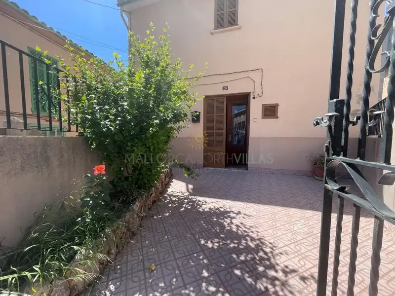 Located in the center of the charming village of Caimari, this two-story Mallorcan house offers character, space and many possibilities. — photo 3