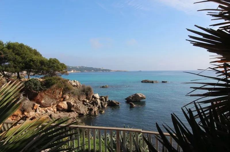 Building plot with building permit on the first sea line in Cala Ratjada — photo 1