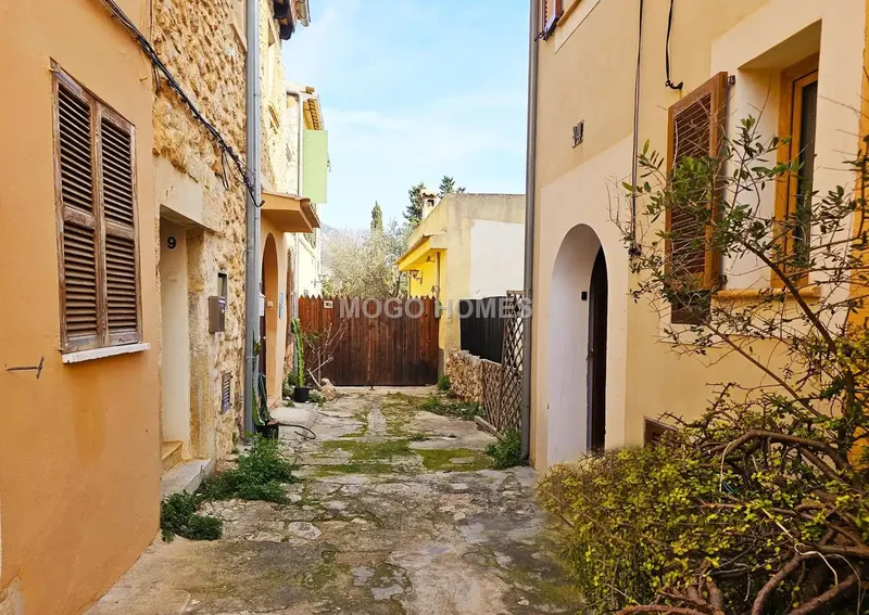 Real estate complex for sale in the village of Alaró, consisting of two physically independent village houses, currently registered as — photo 2
