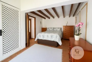 Mallorcan authenticity: house with private patio and period wooden beams — photo 10