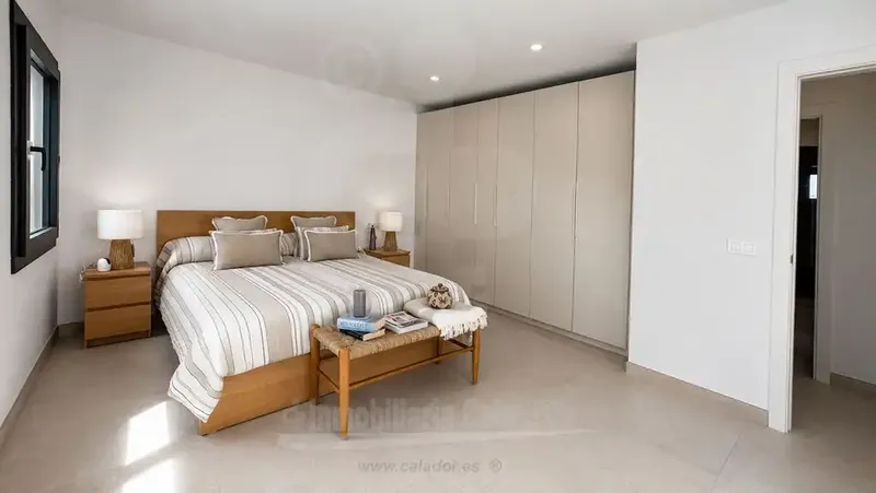 Situated on the first line facing the port of Portopetro, this villa stands out for its generous surface area, its wide views of the Mediterranean and — photo 11