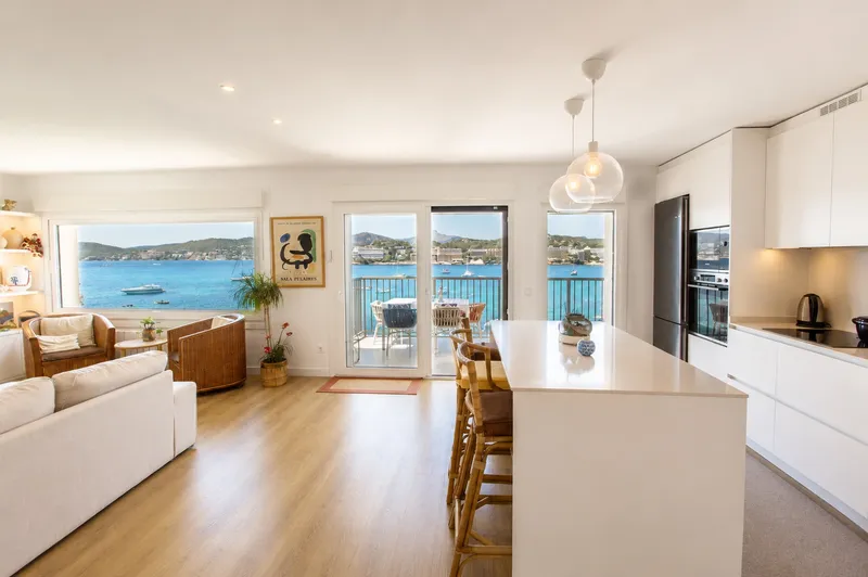 Renovated apartment on the seafront in Santa Ponsa — photo 11