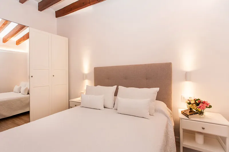 Lovely Renovated Two-Bedroom Penthouse next to the Market, with Nice Views and Outdoor Space — photo 8