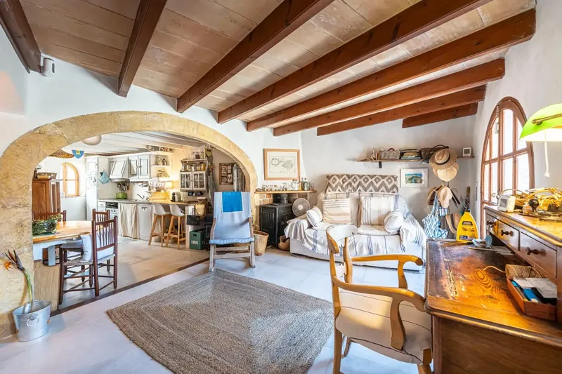 Gestpropiedad presents in Mallorca this house in Capdepera, a real estate opportunity located a few meters from the castle. The property — photo 5
