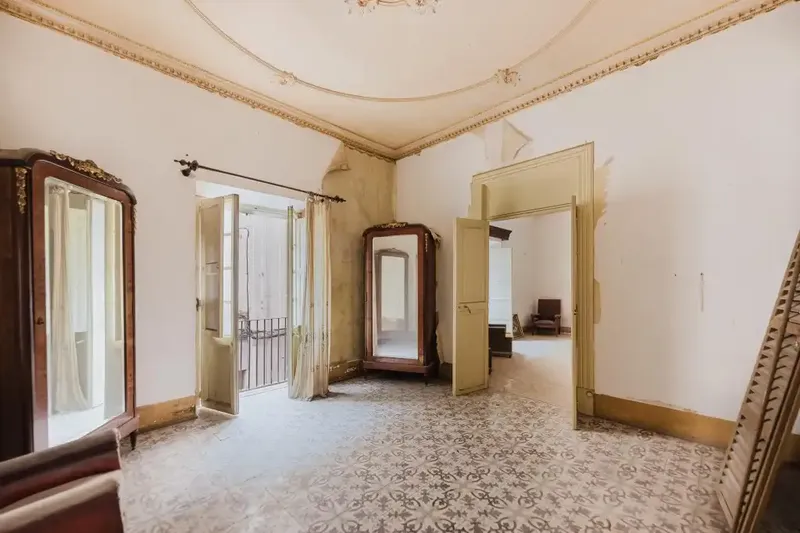 This beautiful early 20th century mansion with striking facade and spacious rooms is offered for sale in the heart of Manacor. — photo 11