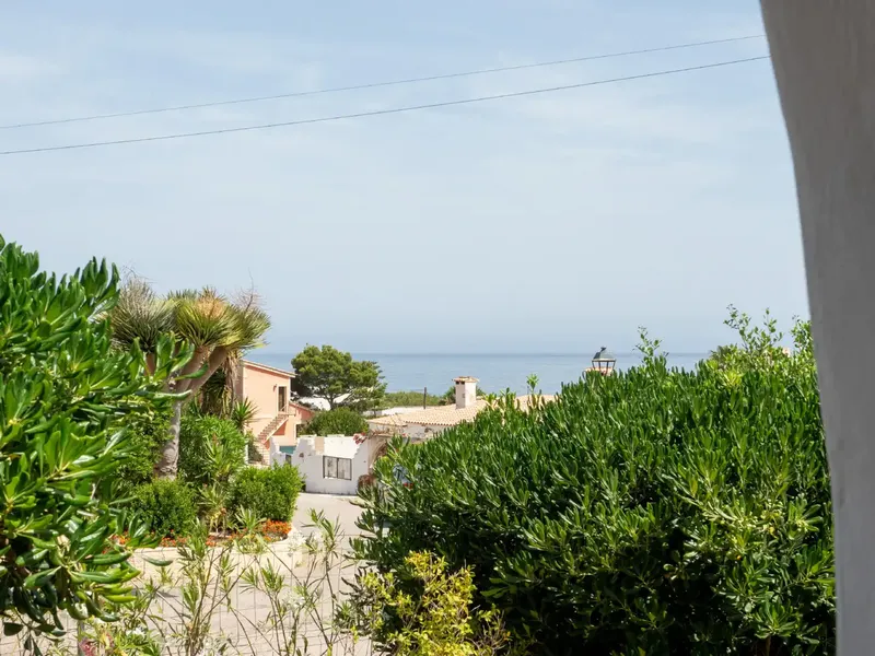 In the cozy village of Betlem, situated at the foot of the mountain and a stone's throw from the sea, this house is for sale. — photo 1