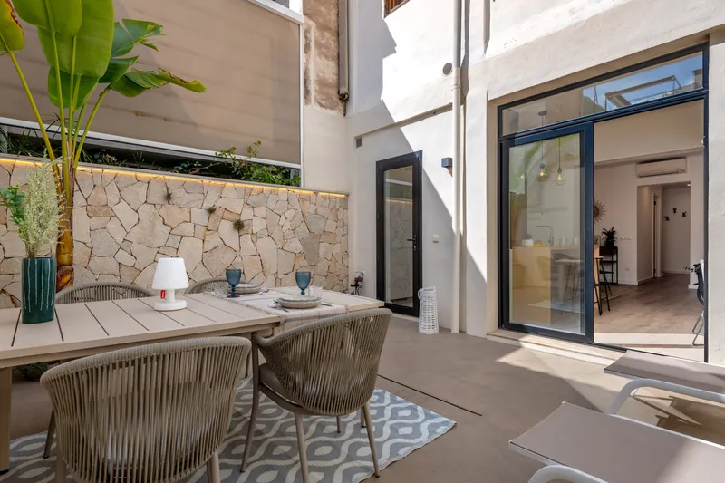 Apartment with large patio and high ceilings near Santa Catalina market — photo 1