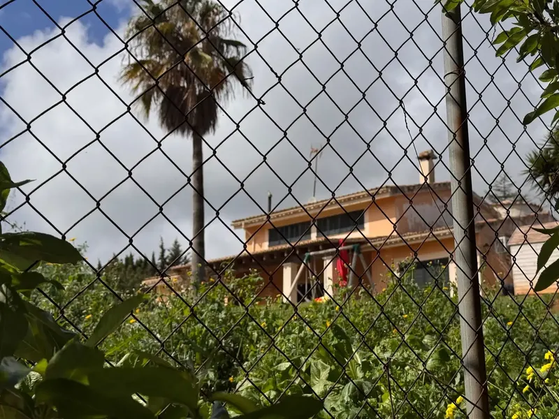 House with squatters, cannot be visited and only cash purchase, no financing — photo 3