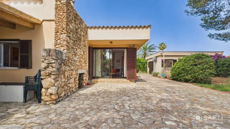 Cozy urban chalet with a large garden in Calas de Mallorca — photo 5