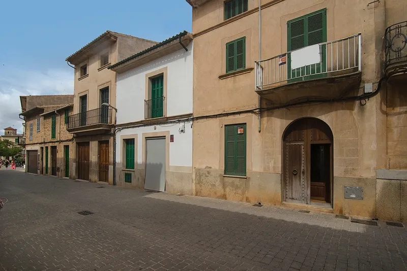 Townhouse with inner courtyard and independent apartment, Llucmajor — photo 3