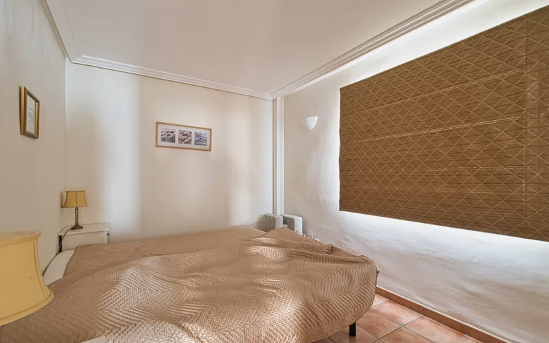 Garden apartment in a popular residential complex with a large pool, within walking distance of the ... — photo 12