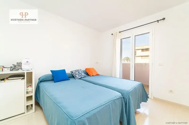 This modernized apartment impresses with its bright and cozy atmosphere. The spacious living room is equipped with a double-leaf balcony door — photo 11