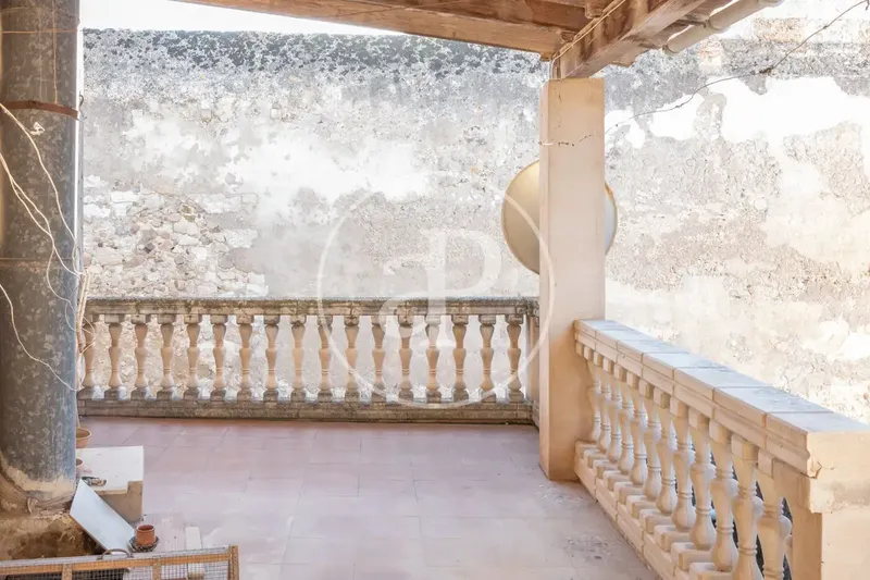 Large house to renovate with six bedrooms and three bathrooms, distributed over two floors of almost 400 m² built — photo 4