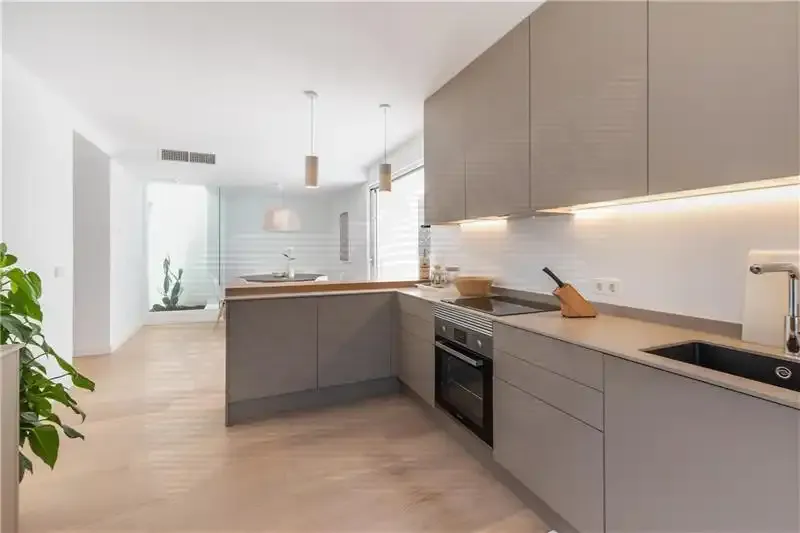 High-quality house on a plot of approx. 400 m², approx. 300 m² built, large living-dining room with fireplace, open fitted kitchen — photo 6