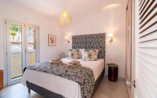 Sunny home with rooftop terrace, sea views and rental license in Cala Llombards — photo 9