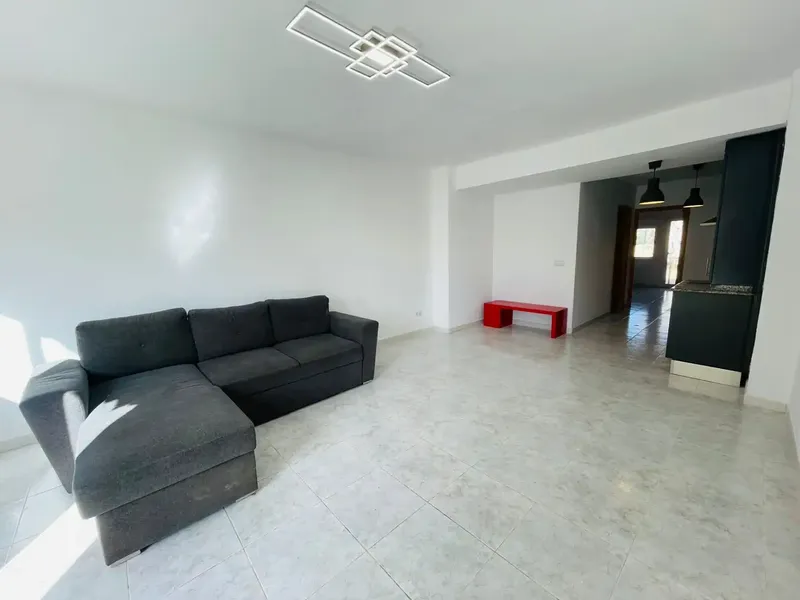 Townhouse of 140m2 built on a 210m2 plot, carefully renovated to offer modern comfort without losing its character — photo 2