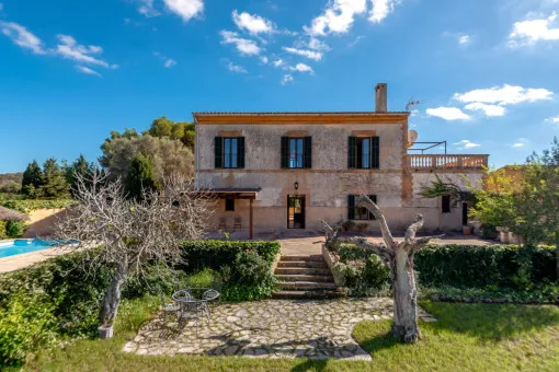 Manacor, charming finca on an exceptionally large plot with panoramic views and a small grove of trees near Sant Llorenç — photo 1