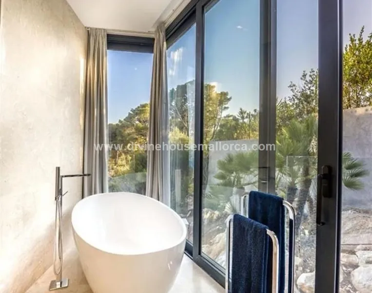 Luxury chalet with sea views in Canyamel — photo 12