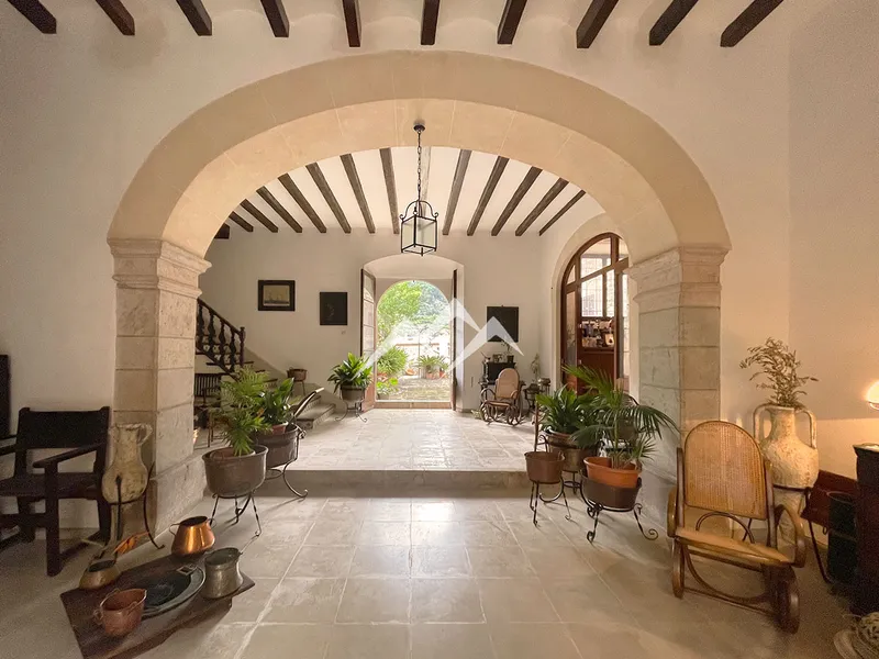Emblematic Manor House in the center of the beautiful village of Fornalutx — photo 10