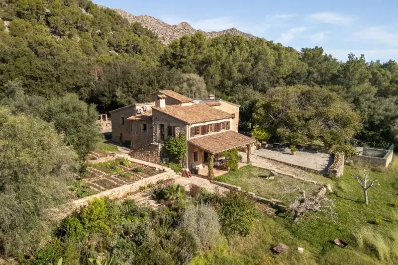 This charming country house offers the perfect combination of traditional Mallorcan charm and modern design, ideally situated — photo 7