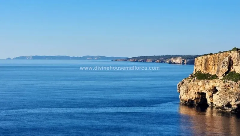 Chalet on the front line in Cala Llombards with tourist rental license — photo 12