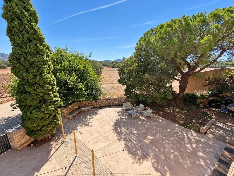 Piedra natural, un gran arco y techos de gran altura con vigas vistas definen el carácter de esta casa de campo tradicional mallorquina ubic — photo 5