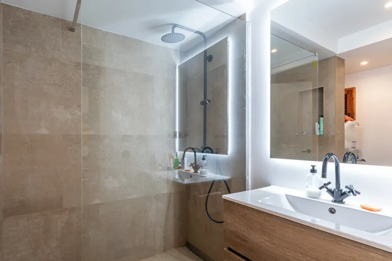 Price Reduction! Spacious Renovated Two-Bed Apartment in Blanquerna with Lift and Outside Space — photo 4