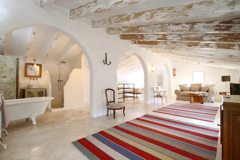 Town house for sale in Pollença, Mallorca, with landscaped patio garden and ETV holiday rental licence. A charming 4-bedroom property located in the heart of the old town. — photo 5