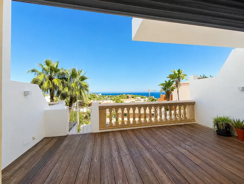 This well-kept townhouse in a quiet area of Genoa impresses with its Mediterranean style, spacious outdoor areas and its — photo 9