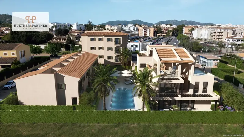 This elegant townhouse is part of a modern new construction project in the heart of Cala Millor, ideal for those seeking — photo 5
