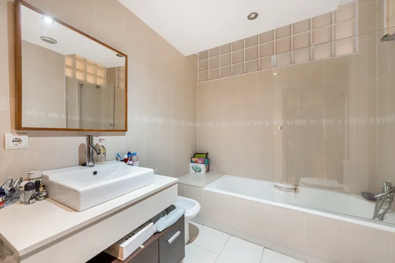 Modern apartment in a building with lift and terrace 154m2 — photo 8
