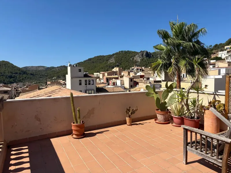 In the center of Andratx, this cozy penthouse is located in a Mallorcan house divided horizontally into two. — photo 5